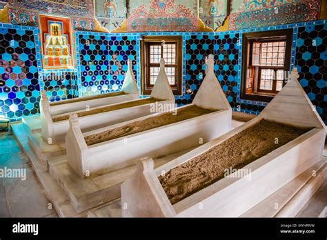 Mausoleum of Sultan Mahmud -  Złote Echo Perskiej Architektonicznej Historii!